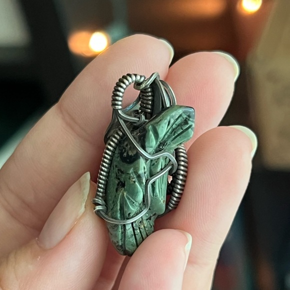 Kambaba Jasper wolf in antiqued sterling silver wire wrapped. - Picture 4 of 6